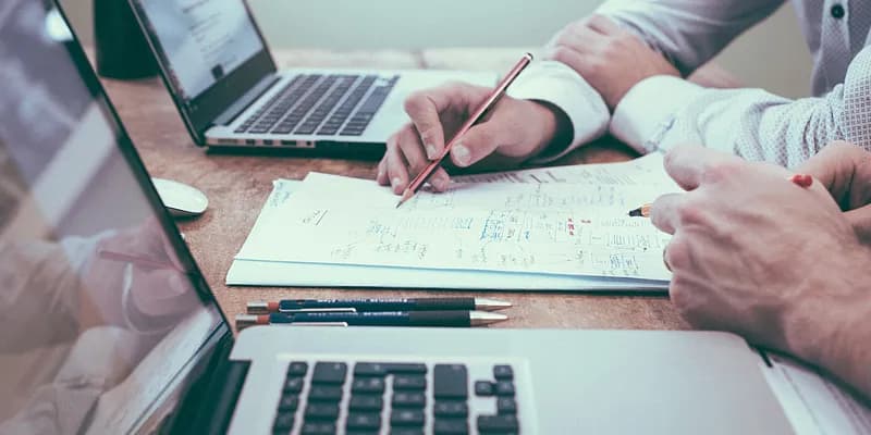 Jak pracować po francusku? Praktyczne przykłady i zwroty do użycia