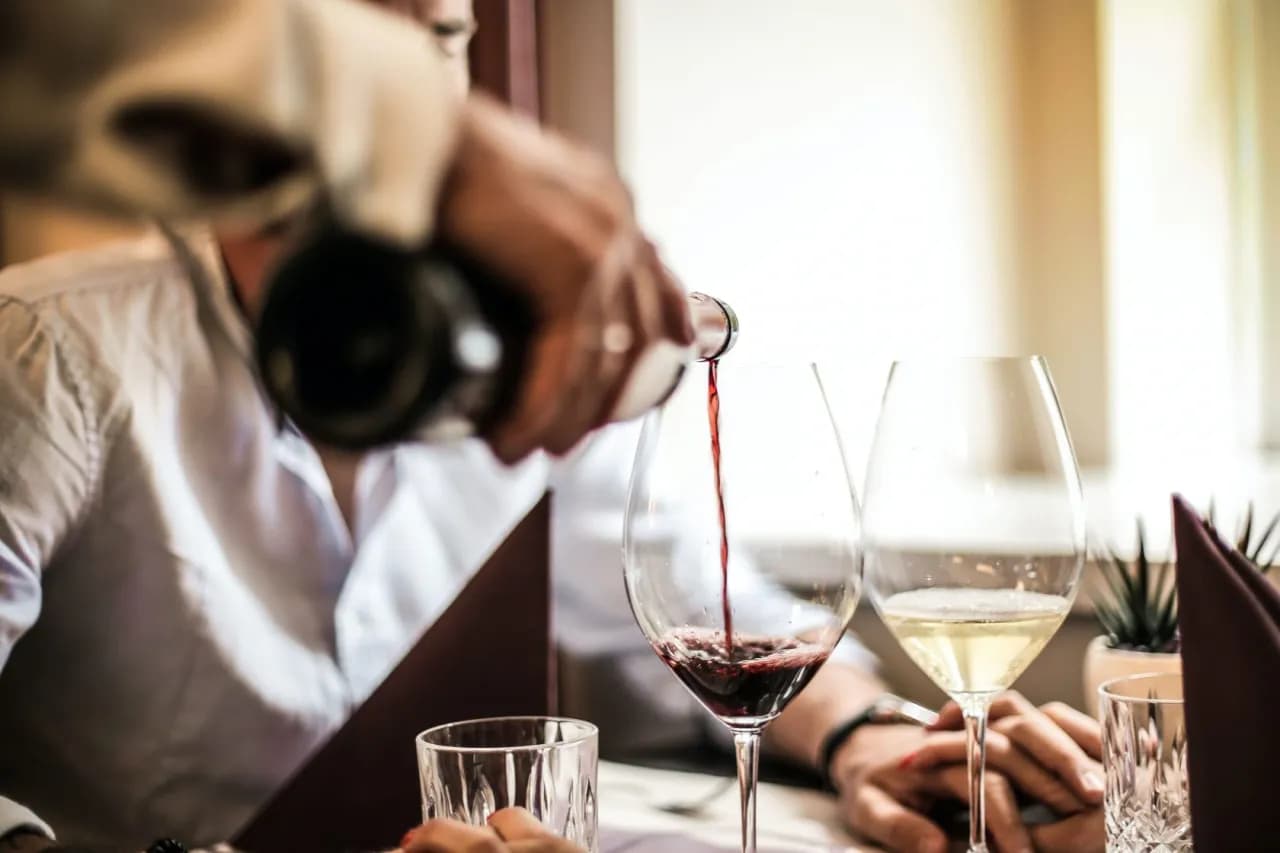 Czy w Wigilię można pić alkohol? Odpowiedzi na kontrowersje i tradycje