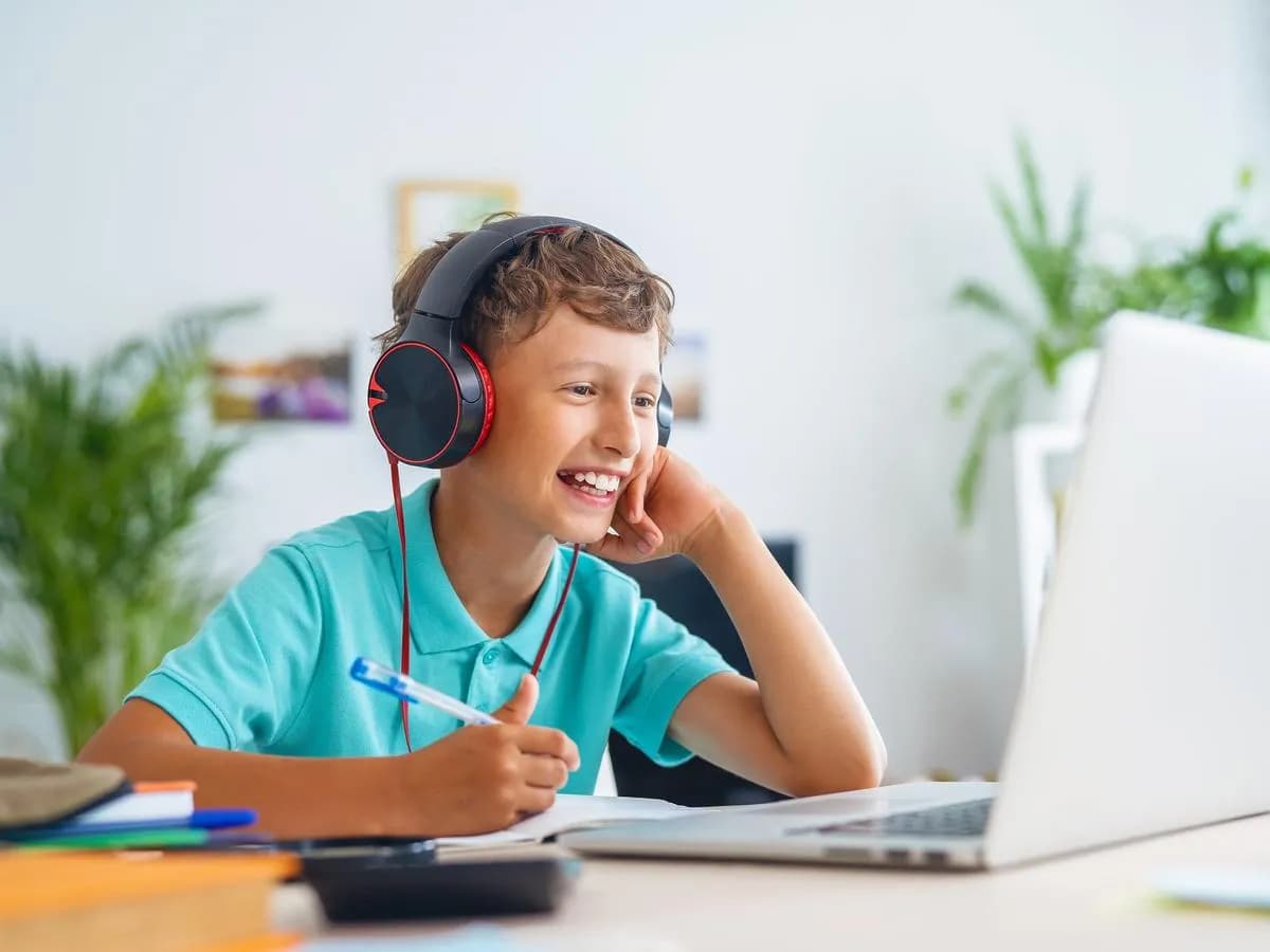 Czy uczniowie w szkole w chmurze mają obowiązkowe lekcje? Oto prawda