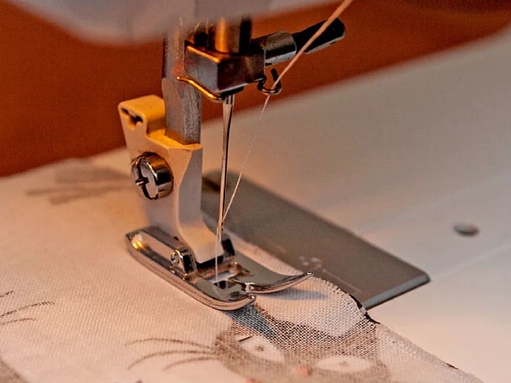 Kto wynalazł maszynę do szycia? Poznaj kluczowych wynalazców