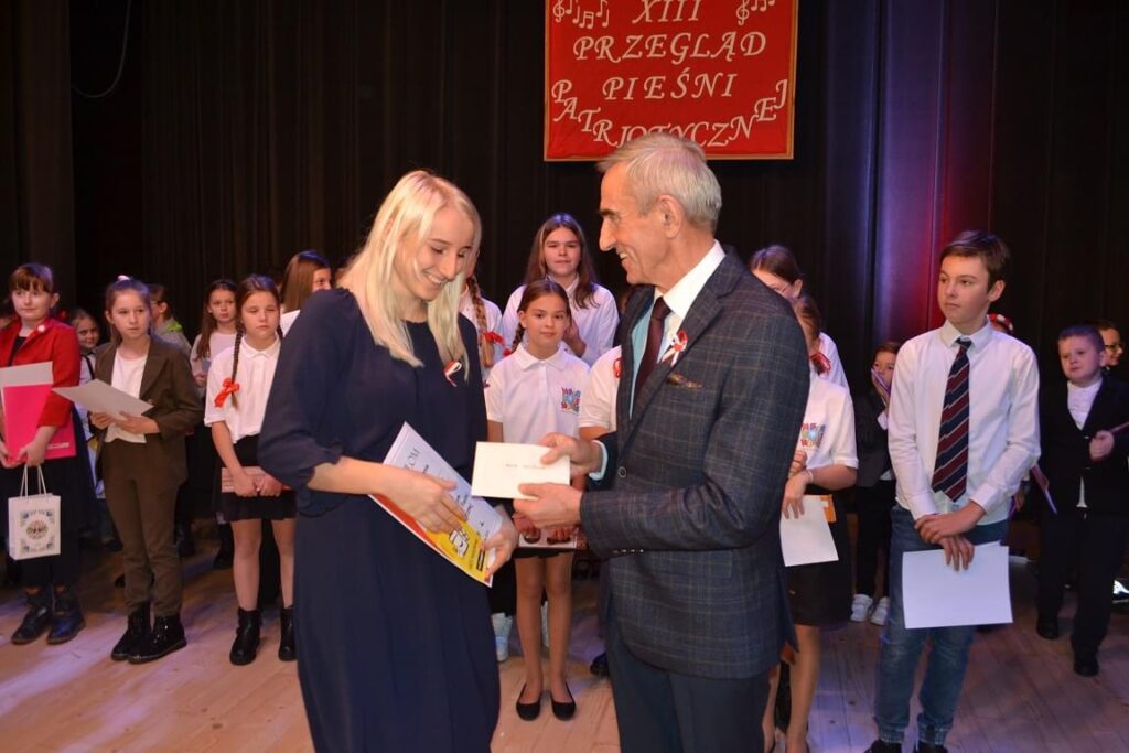 Agata Galińska odbiera nagrodę z rąk Starosty Skierniewickiego, w tle inni uczestnicy konkursu